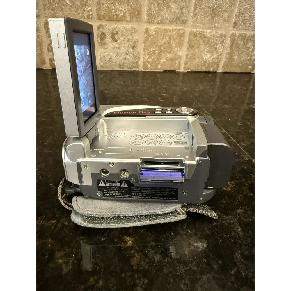 Hitachi DVD Camcorder with‎ 30x Optical Zoom, Charger, Tested Works